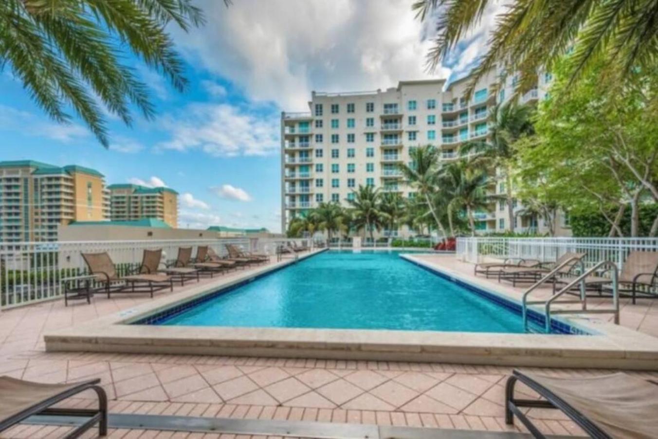 Apartment In Casa Costa Condo!Beach Pass Included Бойнтън Бийч Екстериор снимка